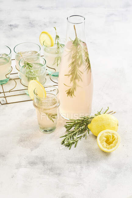 Рожевий лимонад з лимоном і розмарином — стокове фото