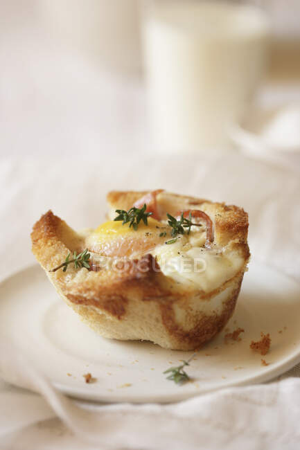 Baked Egg Toast with Bacon and Thyme — Stock Photo
