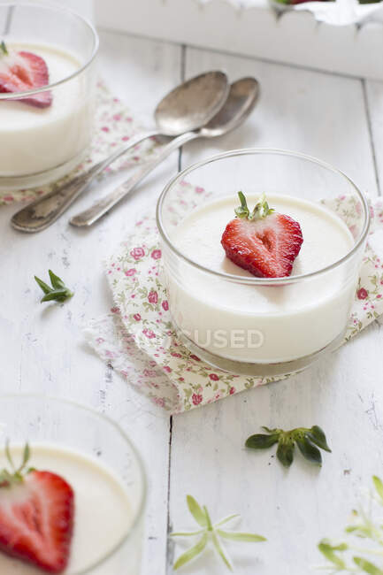 Panna Cotta desserts in glasses with fresh strawberries — Stock Photo