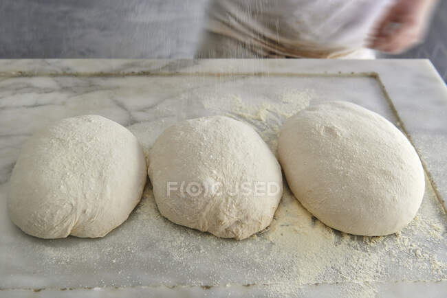 Pasta per pizza: Tre palline di pasta — Foto stock