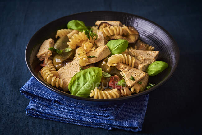 Spirals pasta with tofu cheese and vegetables — Stock Photo