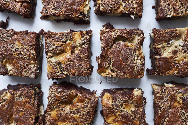 Brownies in rows, top view — Stock Photo