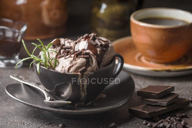 Chocolate bolas de helado de café en un tazón - foto de stock
