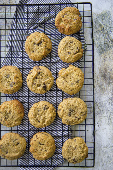 Kekse auf Drahtgestell, Draufsicht — Stockfoto
