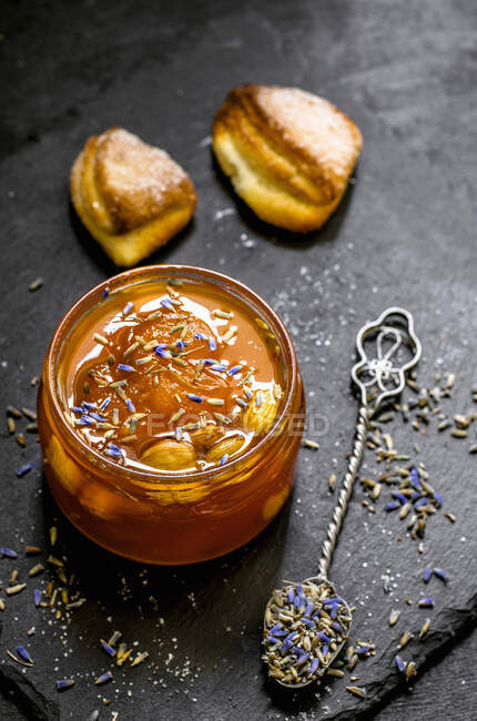 Plan rapproché de délicieuses confitures d'abricot avec lavande et biscuits — Photo de stock