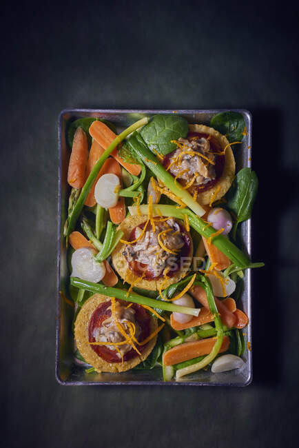 Polenta con almejas y verduras - foto de stock
