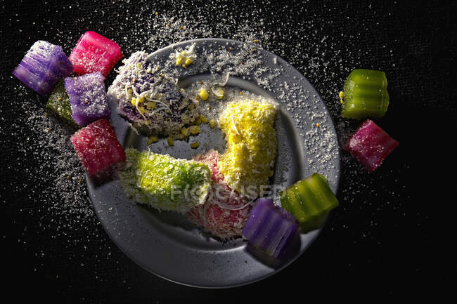 Draufsicht auf köstliches süßes Dessert auf schwarzem Hintergrund — Stockfoto