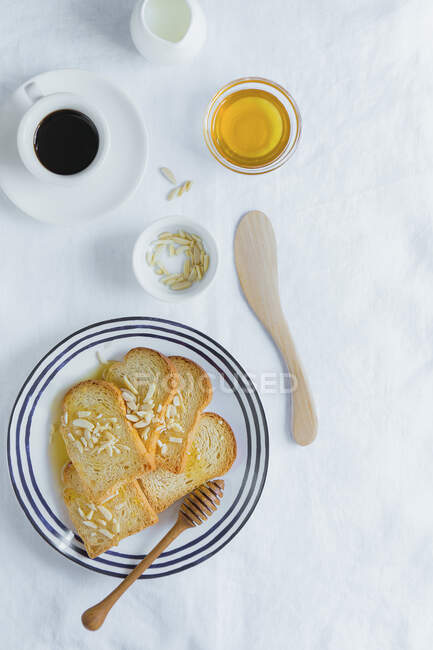 Melba toast with honey and chopped almonds — Stock Photo