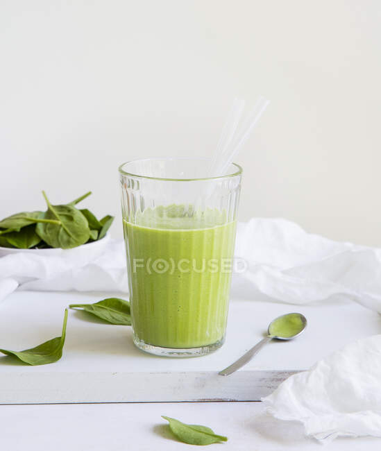 Зелений шпинат в склянці — стокове фото
