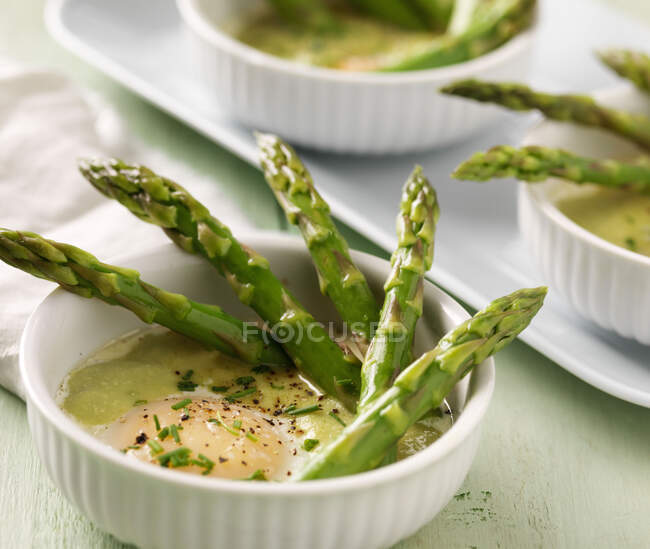 Suppe mit grünem Spargel und Eiern — Stockfoto