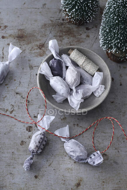 Christmas date and apple sweets as Christmas tree decorations — Stock Photo