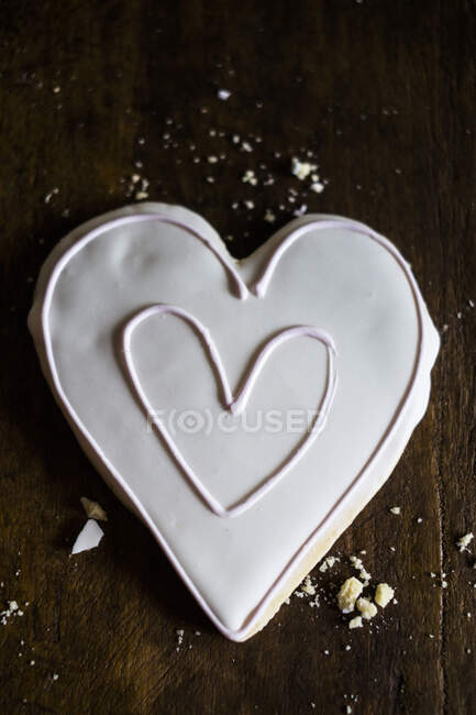 Um biscoito em forma de coração com cobertura — Fotografia de Stock