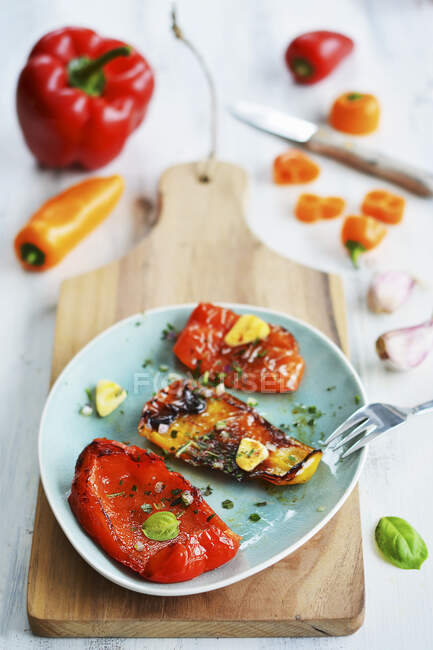 Grilled pepper slices with herbs and garlic — Stock Photo