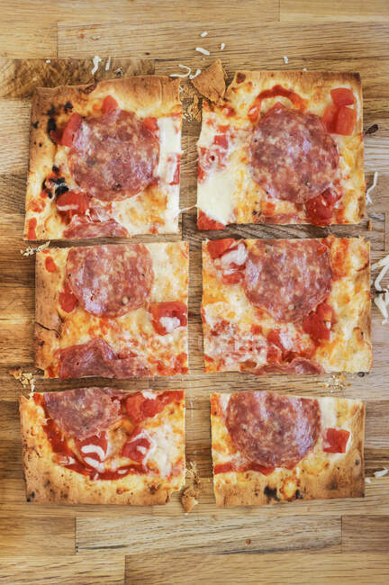 Pizza focaccia con salame — Foto stock