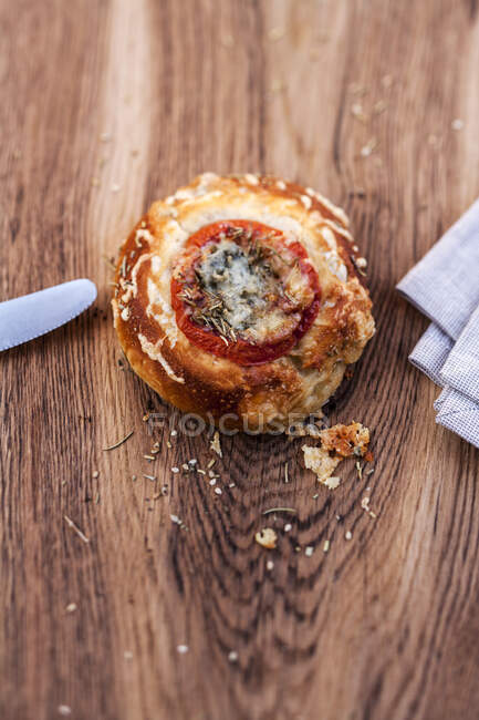 Pan de pizza con tomates y hierbas provenzales - foto de stock