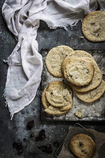 Сільський знімок печива з білою тканиною — стокове фото