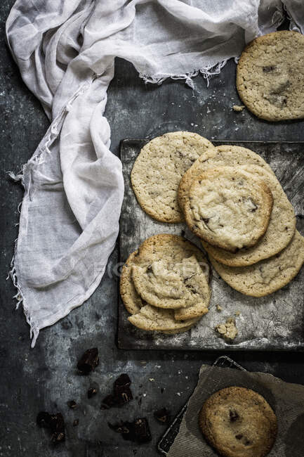 Tiro rústico de galletas con paño blanco - foto de stock