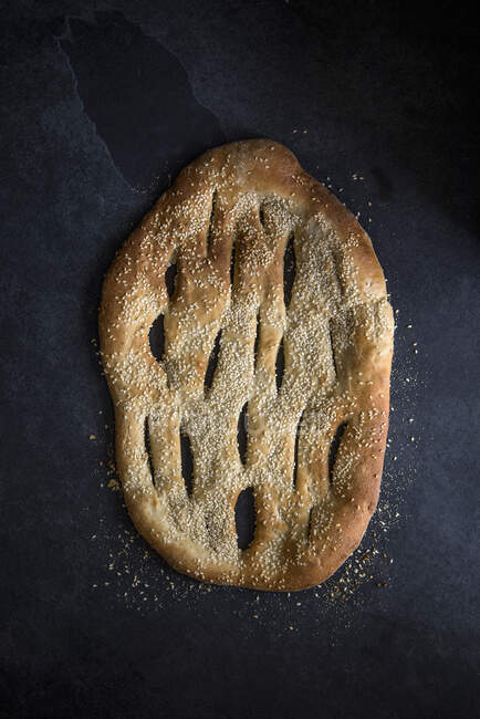 Close-up de delicioso pão liso com sementes de gergelim — Fotografia de Stock