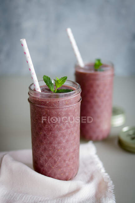 Raspberry and coconut smoothies with wheatgrass — Stock Photo