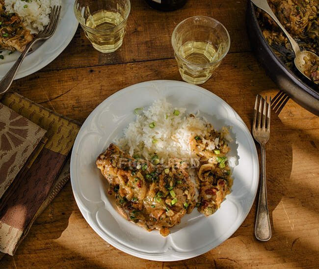 Gedämpfte Schweinekoteletts mit Reis und grünen Zwiebeln — Stockfoto