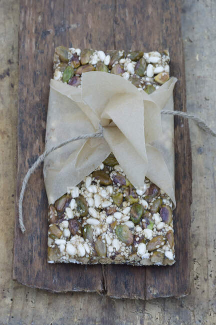 Barra de granola com pistache, sementes de girassol e sementes de gergelim — Fotografia de Stock