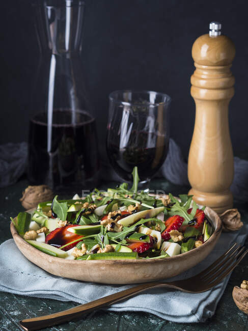 Roher Salat mit Walnüssen und Käse übergossen mit Balsamico-Glasur — Stockfoto