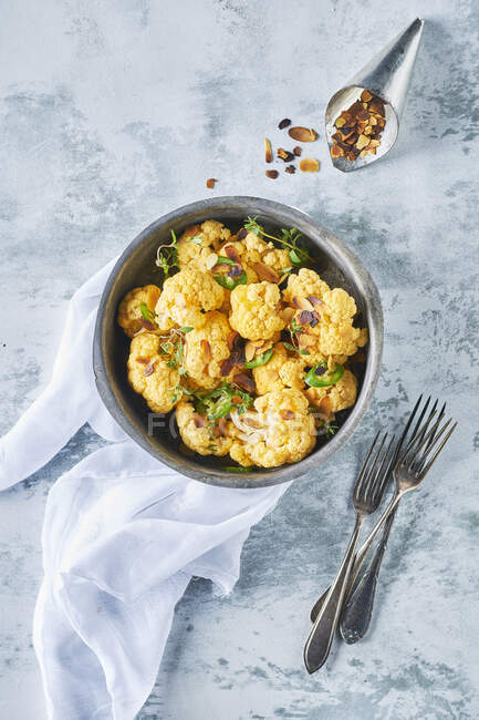 Yellow cauliflower with almond flakes and thyme — Stock Photo