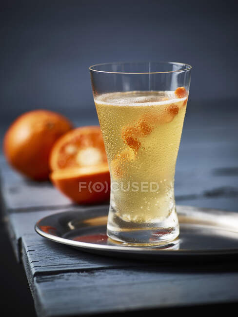 Cóctel de mandarina Royale sobre la mesa - foto de stock