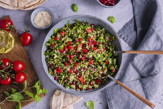 Tabbouleh with pomegranate seeds and sesame seeds — Stock Photo