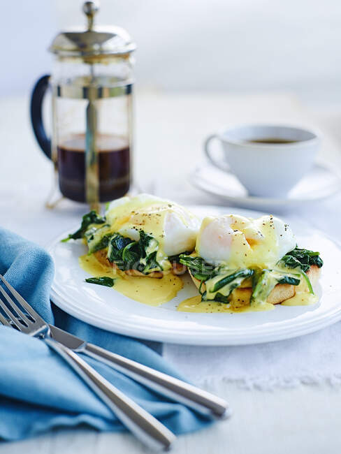 Poached eggs on spinach and bread toasts — Stock Photo