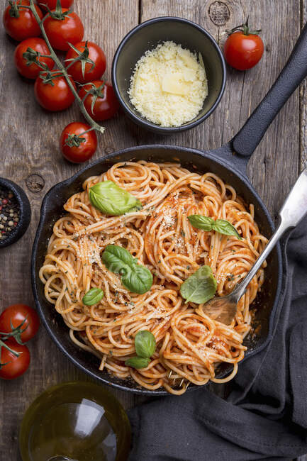 Pasta de espaguetis con salsa de tomate y albahaca - foto de stock