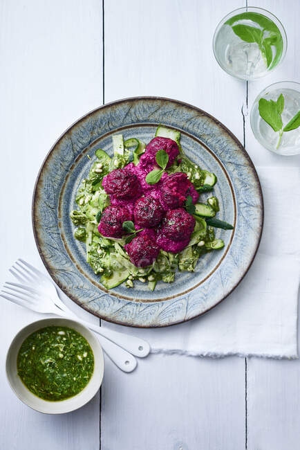 Beetballs on courgette ribbons with beetroot pesto — Stock Photo