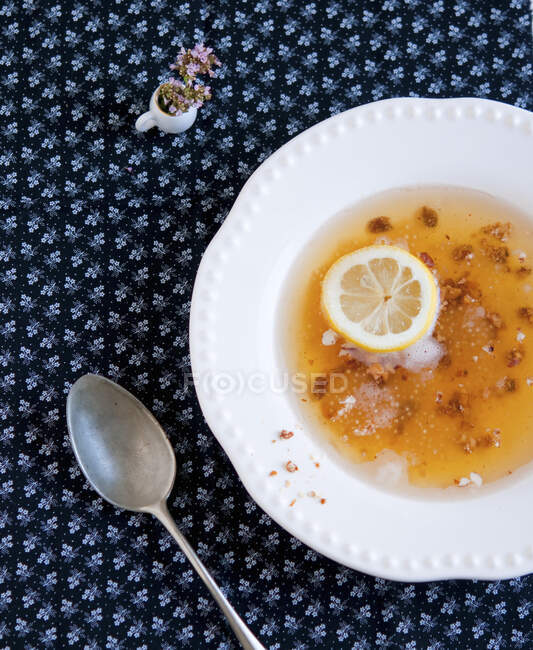Cold white beer soup with lemon — Stock Photo
