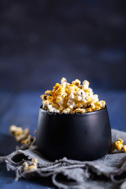 Savoury homemade chilli and honey popcorn — Stock Photo