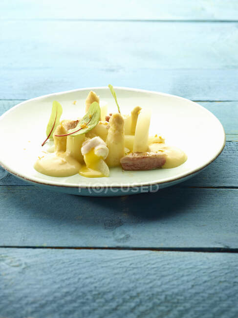 Asparagus tips with poached quail eggs and hollandaise — Stock Photo