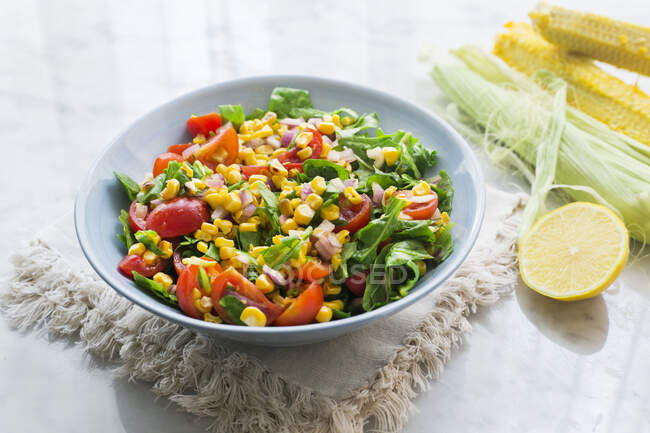 Salade mixte avec maïs — Photo de stock