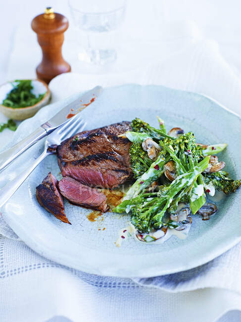 Steak avec broccolini gros plan — Photo de stock