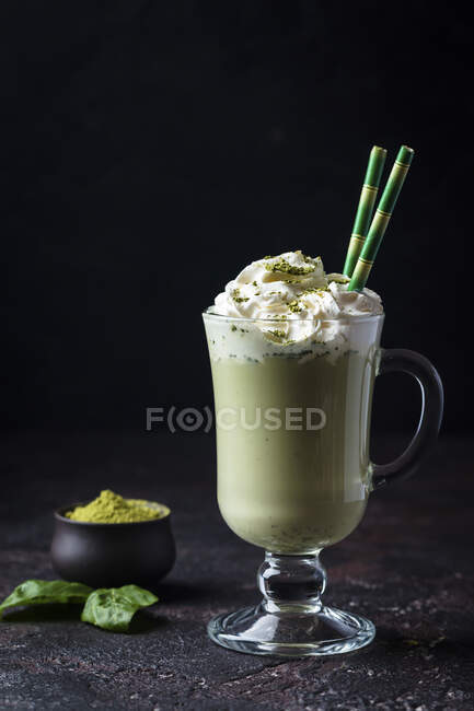 Chá verde matcha latte (dieta saudável, superalimento, antioxidante, limpeza) — Fotografia de Stock