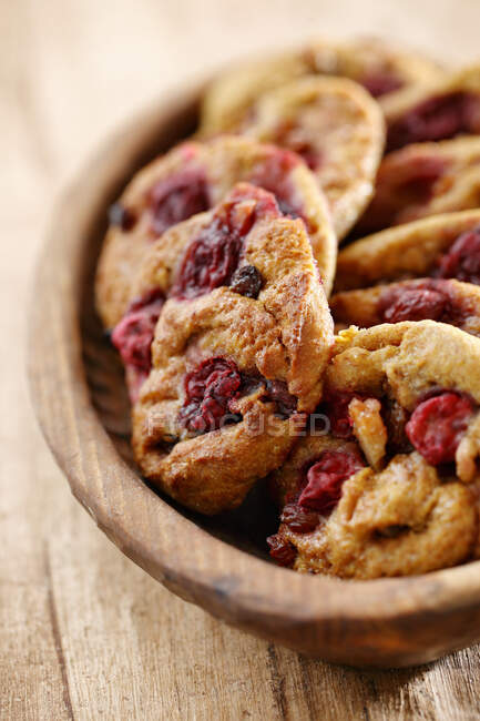 Cherry cookies in a wooden bowl — Stock Photo