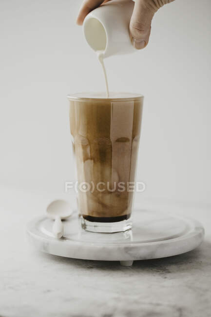 Café com leite em vidro — Fotografia de Stock