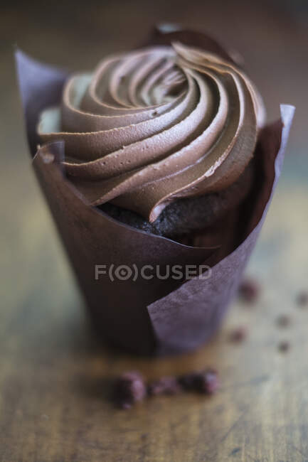 Um cupcake de chocolate com cobertura de creme — Fotografia de Stock