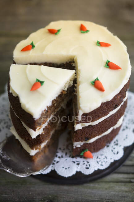 Морковный пирог крупным планом на размытом фоне — стоковое фото