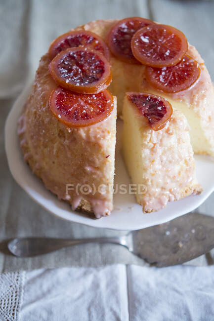 Angel food cake with blood oranges — Stock Photo
