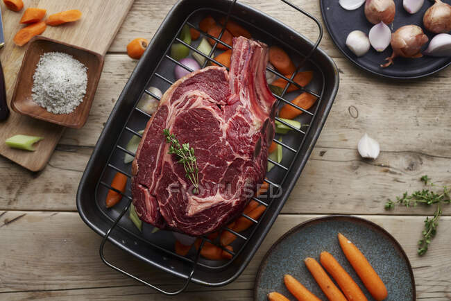 Prime rib roast in a roasting pan — Stock Photo