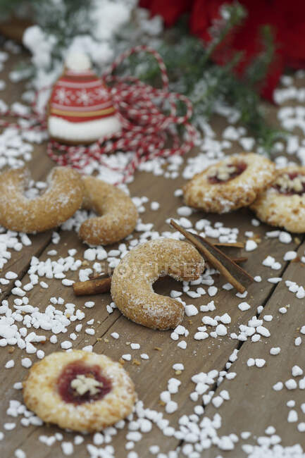 Ванильное печенье полумесяца и немецкое рождественское печенье с сахарными перьями — стоковое фото