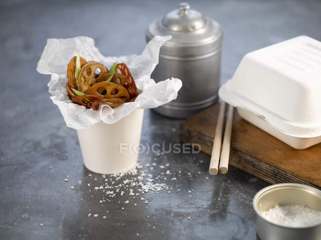Stir fry with crispy lotus roots — Stock Photo