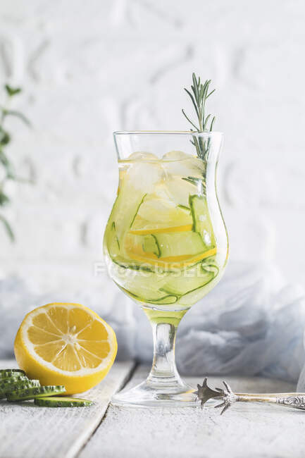 Eau de désintoxication froide et rafraîchissante au citron, concombre et romarin — Photo de stock