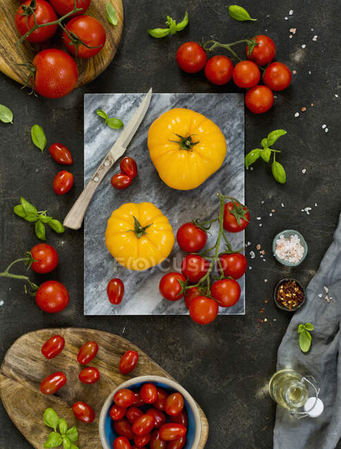 Tomates frescos, cereja, tomate, manjericão, pimenta, verde, preto, vermelho, fundo escuro — Fotografia de Stock