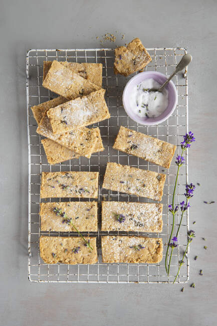 Lavender shorbreads on cooling rack with bowl of sugar — Fotografia de Stock