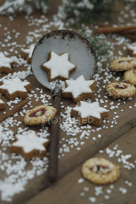 Cinnamon stars and German Christmas biscuits with sugar nibs — Stock Photo